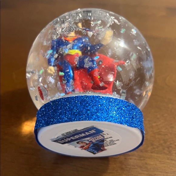 SUPERMAN Snow Globe - Picture 7 of 16